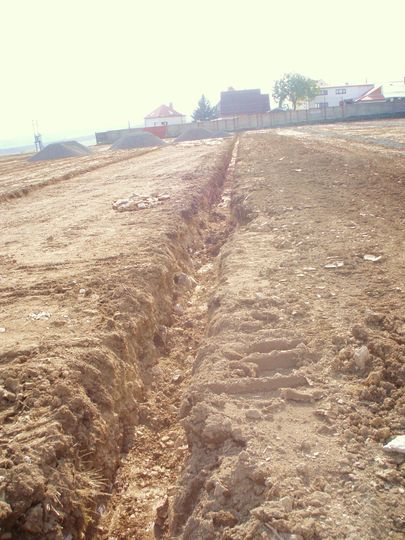 …Zde jsou k vid�n� vyhlouben� dr�ky, povzd�l� jsou hromady �terku…