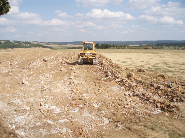 …Buldozer u� p�emis�uje zeminu od parku sm�rem k b�val�m st��da�k�m….