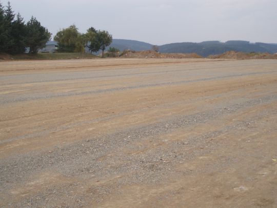 …Po dren��ch prob�hlo srovn�n� podlo�� traverzou, h�i�t� je jako mlat……