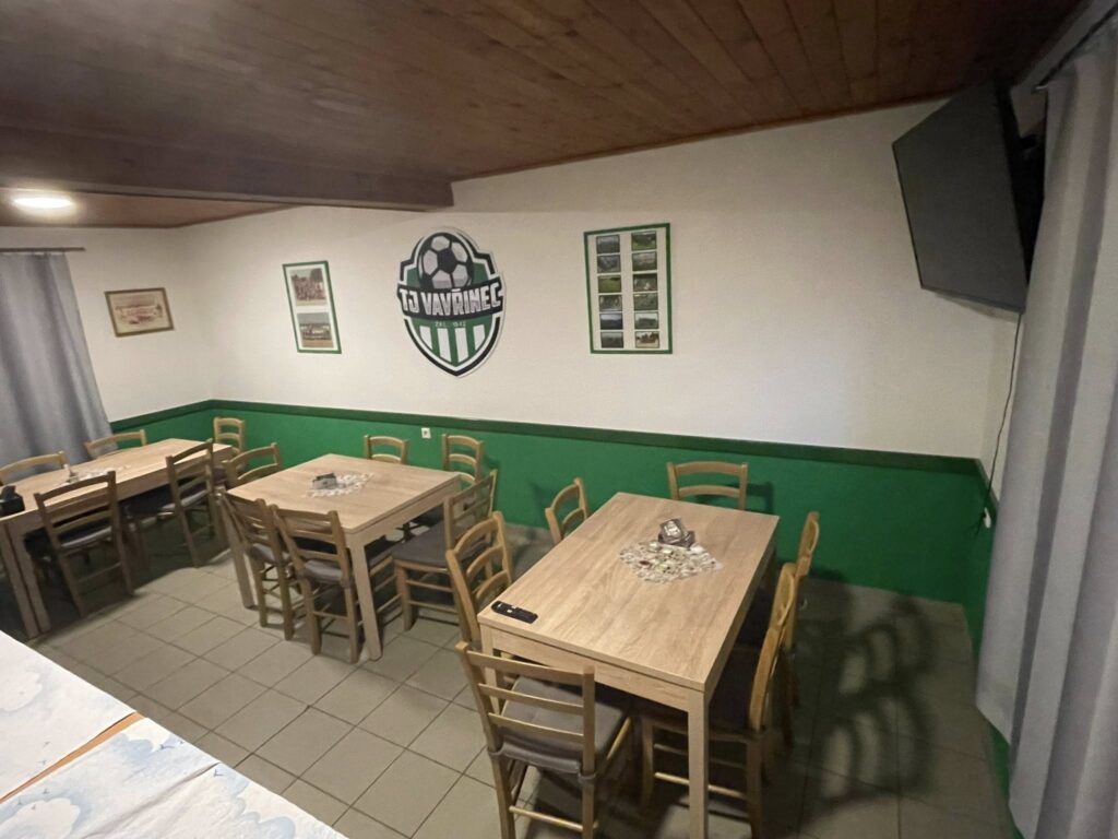 Klubovna u krbu v novém hávu