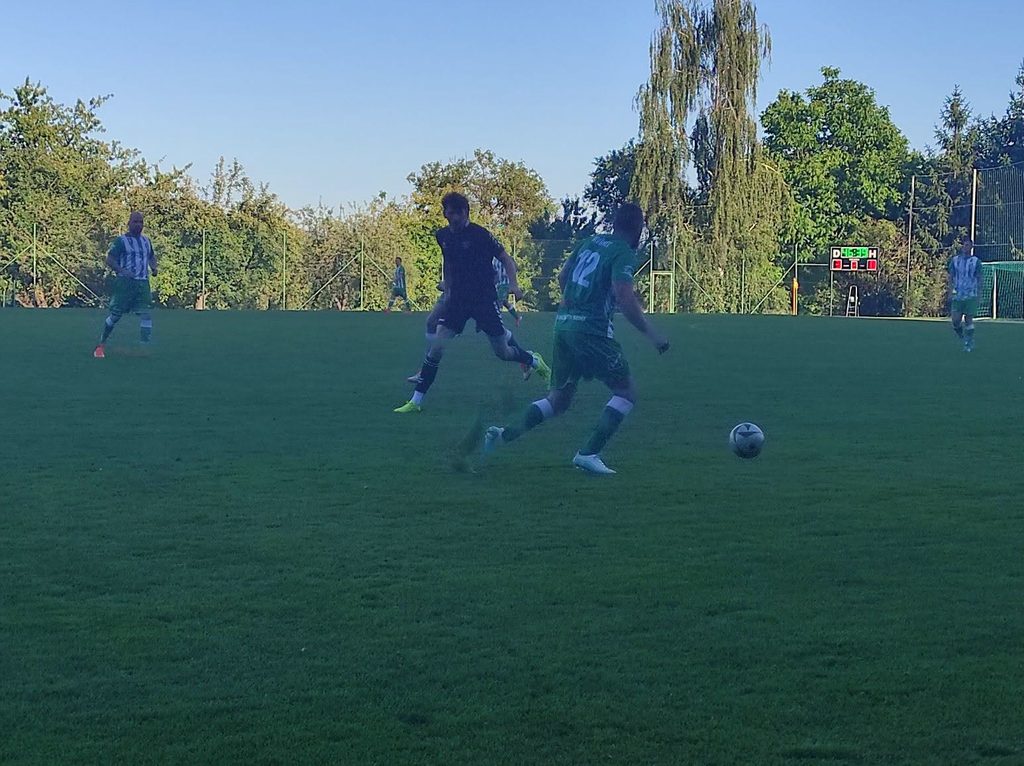 Michal Skála postupuje s míčem